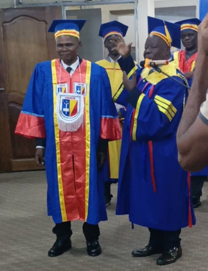 Le nouveau docteur et le président de séance Pr LAPIKA Bruno